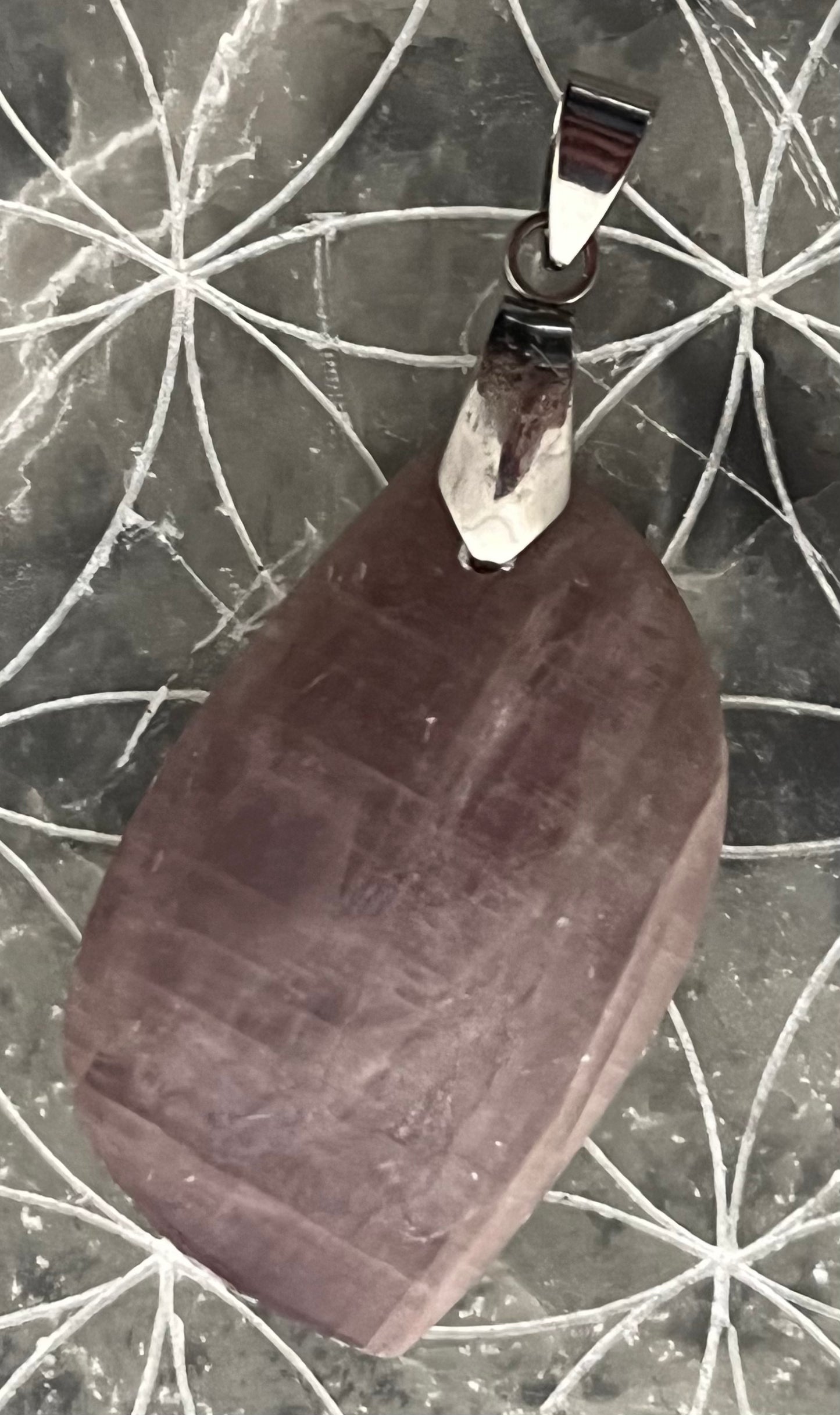 Pendentif forme libre en Angélite violette (Anhydrite violette)