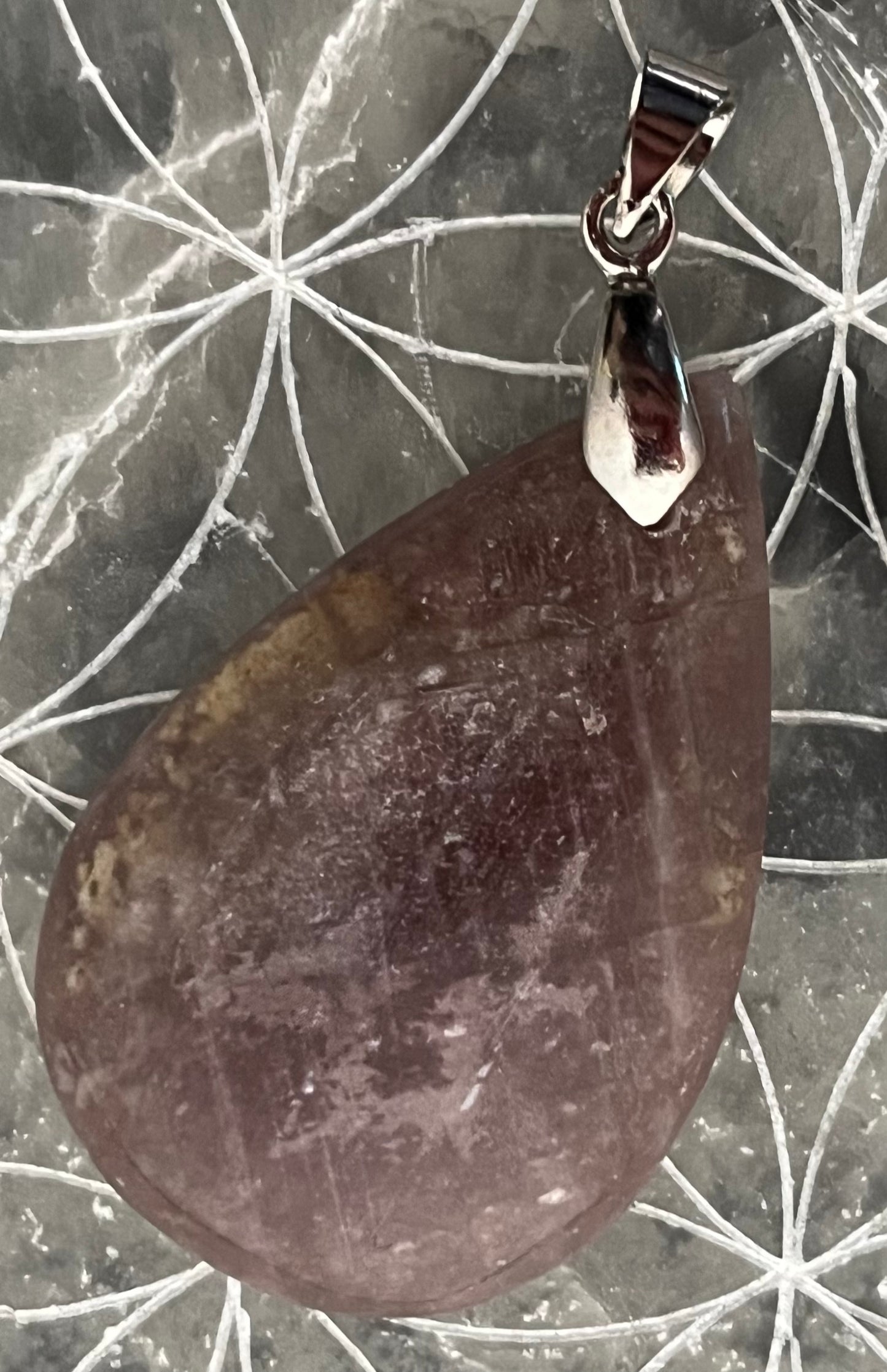 Pendentif forme libre en Angélite violette (Anhydrite violette)