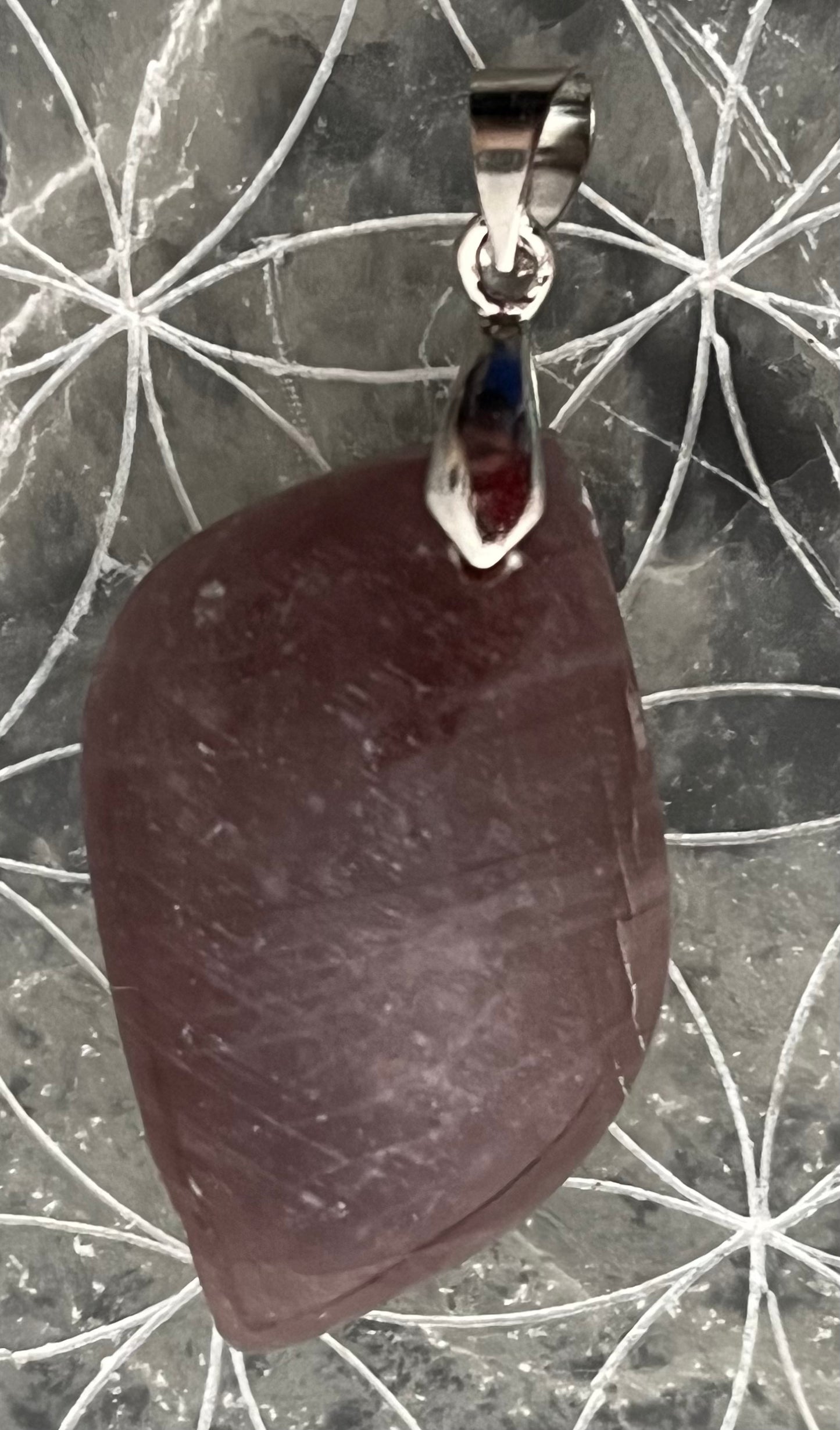 Pendentif forme libre en Angélite violette (Anhydrite violette)