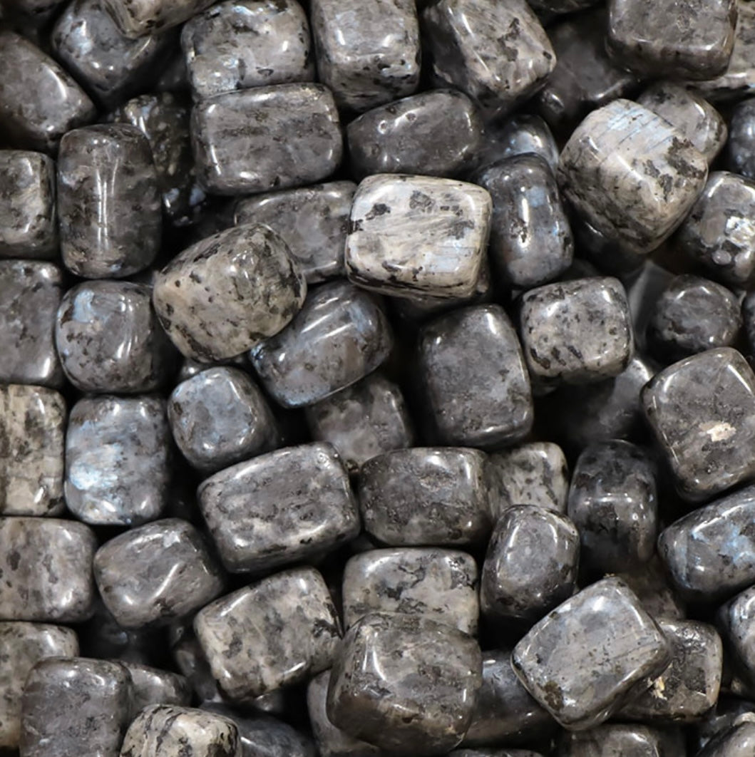 Pierre roulée cubique Larvikite de Norvège qualité A 20 À 40MM