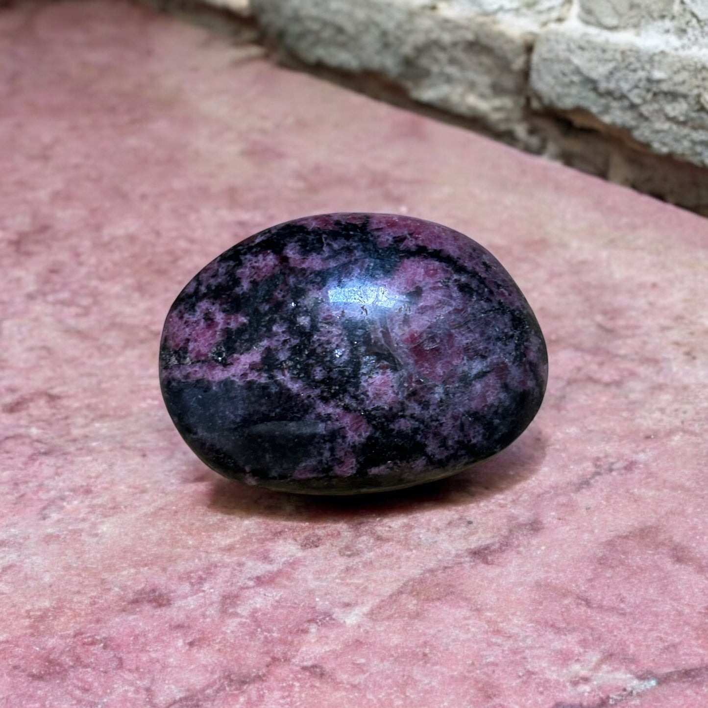 Galet Rhodonite de Madagascar qualité À