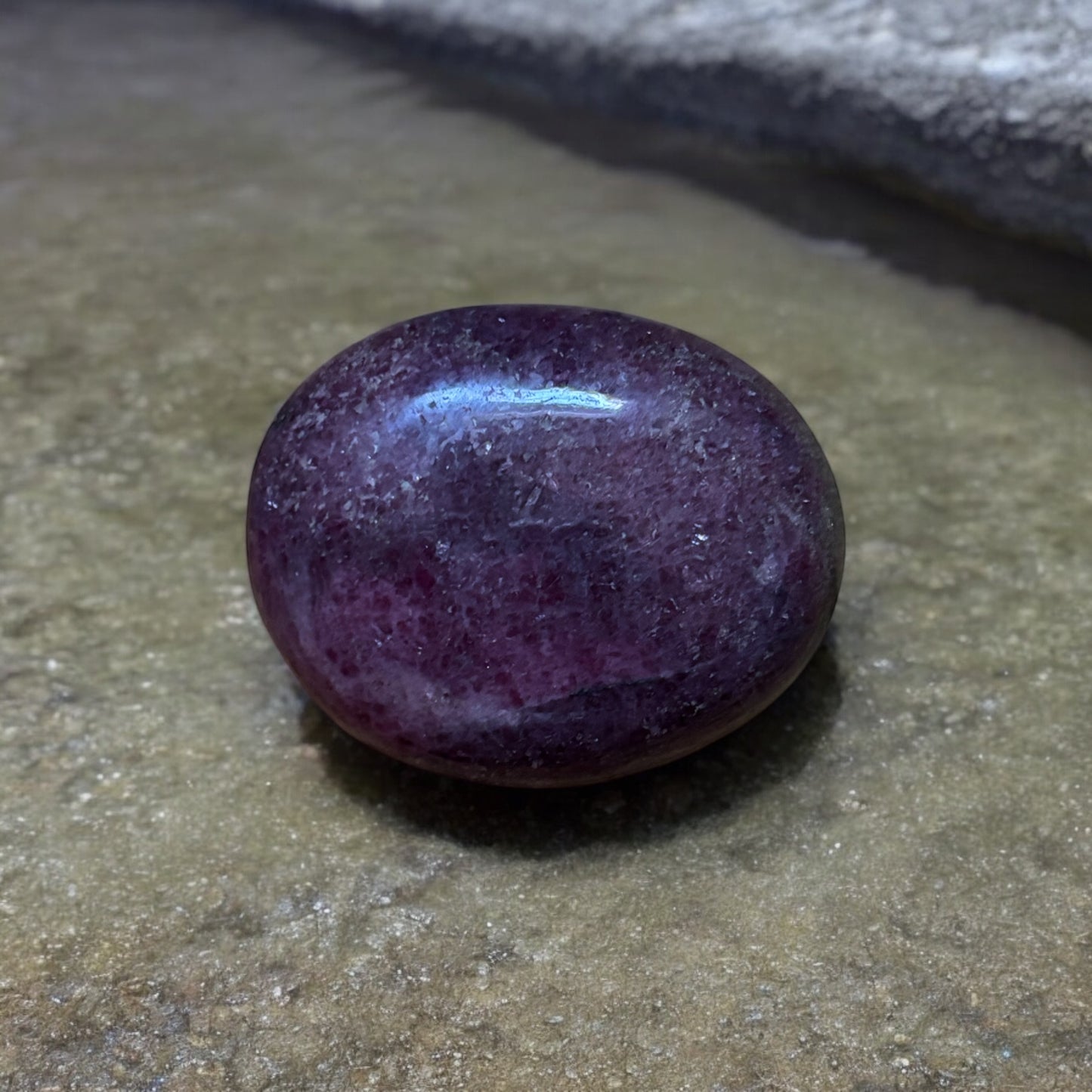 Galet Rhodonite de Madagascar qualité À