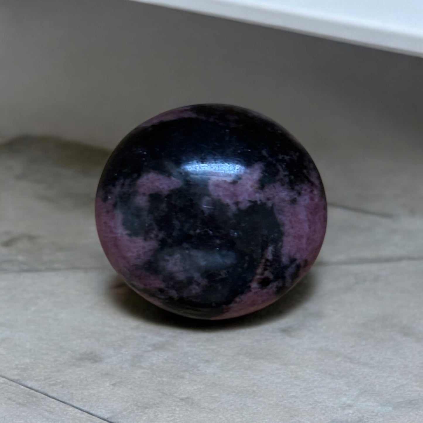 Galet Rhodonite de Madagascar qualité À
