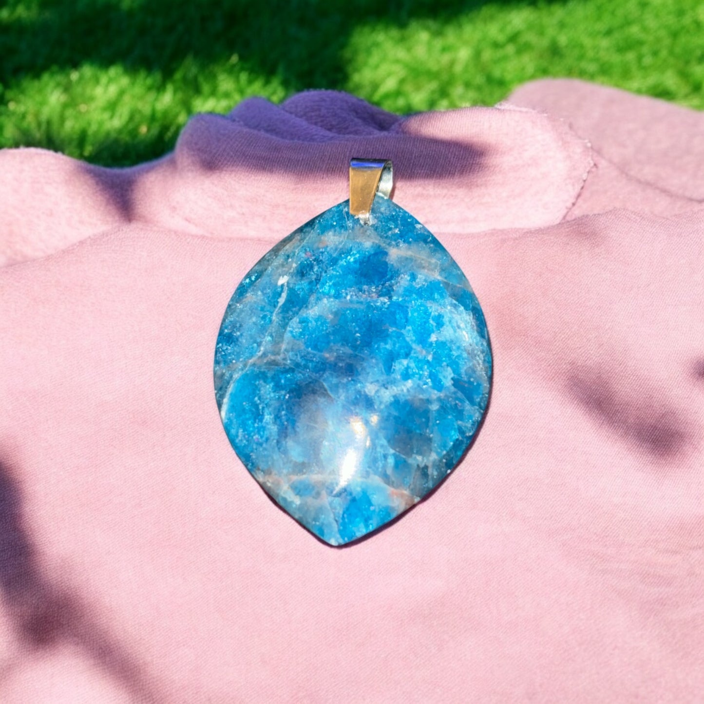 Pendentif forme libre en Apatite Bleue